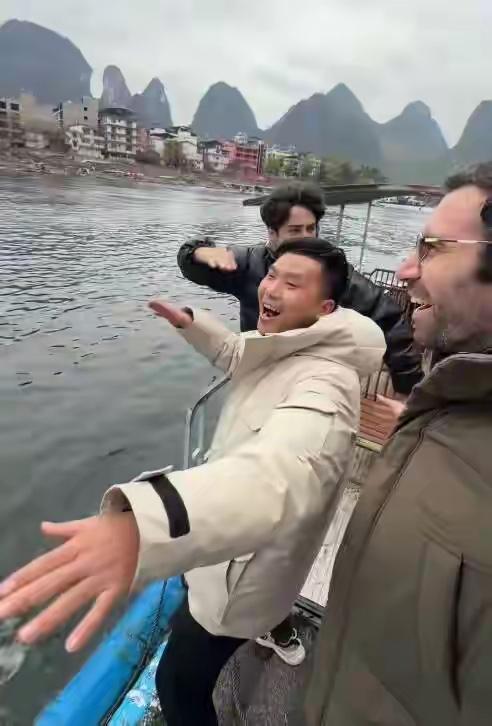 近日，两位外国友人打车从海南到约4000公里外的哈尔滨，连续剧式的视频火遍网络，