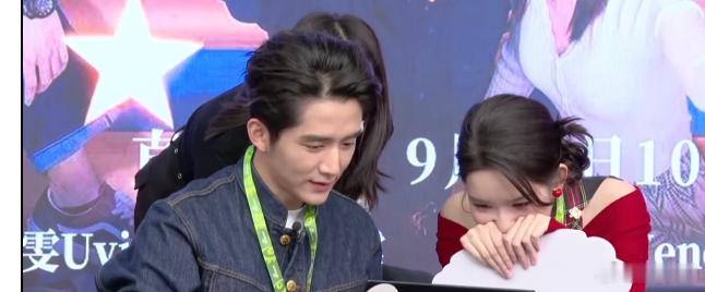 #张新成王玉雯凑一起就玩抽象# 原来这就是来自于熟人局的快乐！张新成王玉雯他们俩