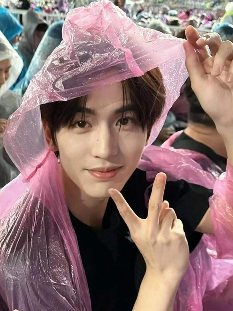 张凌赫做公益的态度 老师问专业问题的时候我都替他紧张，结果他全接住了，逻辑清楚还