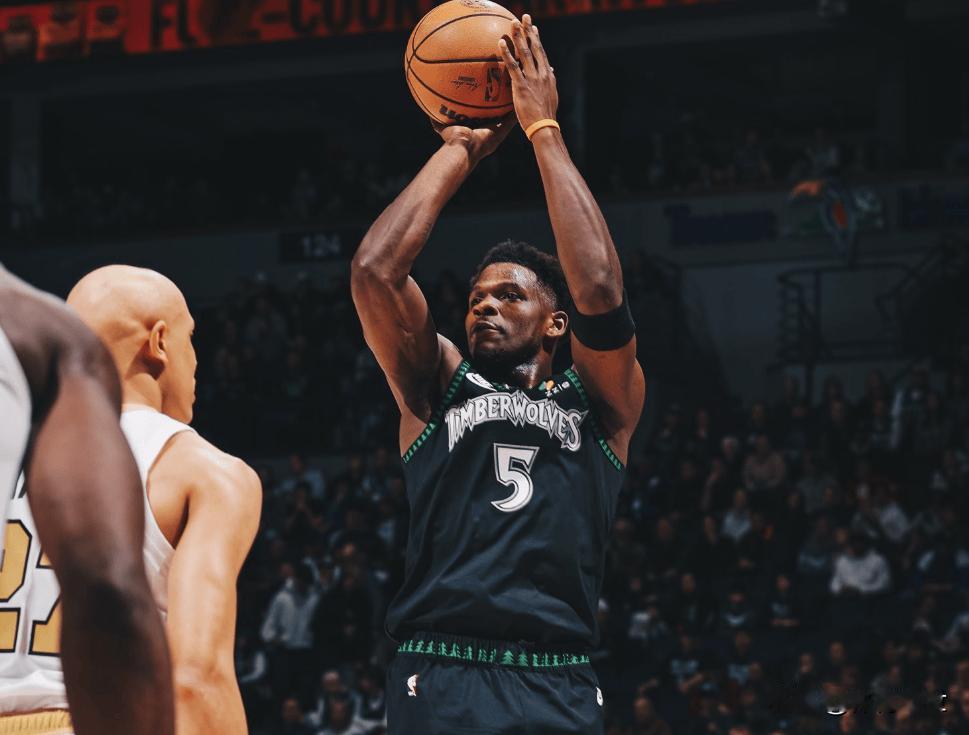 森林狼这场119 - 115战胜凯尔特人，赛后芬奇谈到爱德华兹0失误时说“直接出