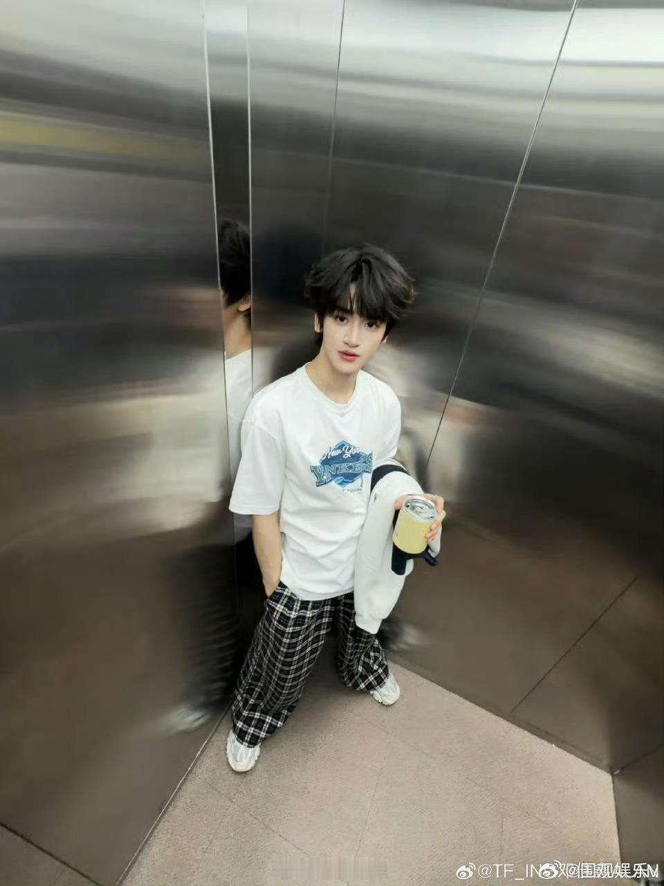 邓佳鑫晒猫邓佳鑫的猫是异瞳 好漂亮的小猫咪啊，还是异瞳耶 