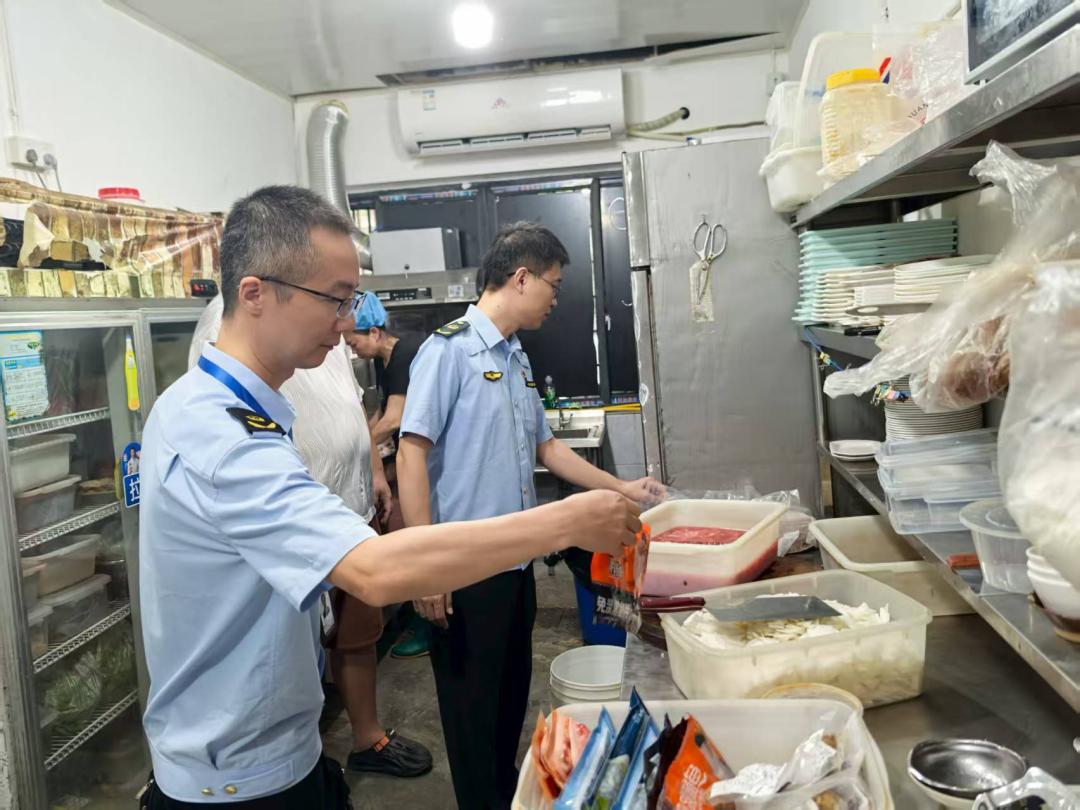 食客烫火锅后嘴唇发麻、肿胀无知觉，竟是店家把滴水观音当芋头！重庆曝光10起火锅食品安全案