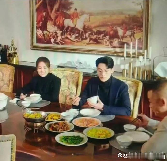 原谅我一直get不到这种长方形的饭桌，吃饭根本夹不到菜啊，为啥那些豪门却很喜欢这