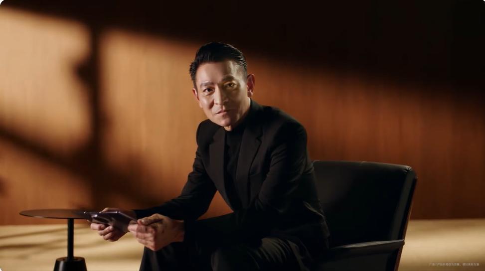感觉这次三折叠的宣传力度挺大的，从余承东演示三折叠手机的隐私保护，到杨幂、沈腾拿