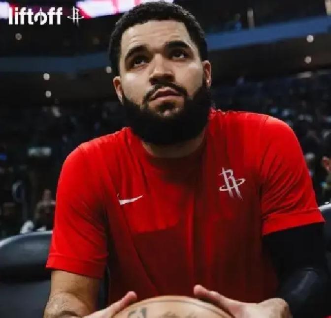 三连胜却一夜伤俩中锋
 
火箭刚把战绩拉回50%，内线就塌了。亚当斯脚踝二级扭伤