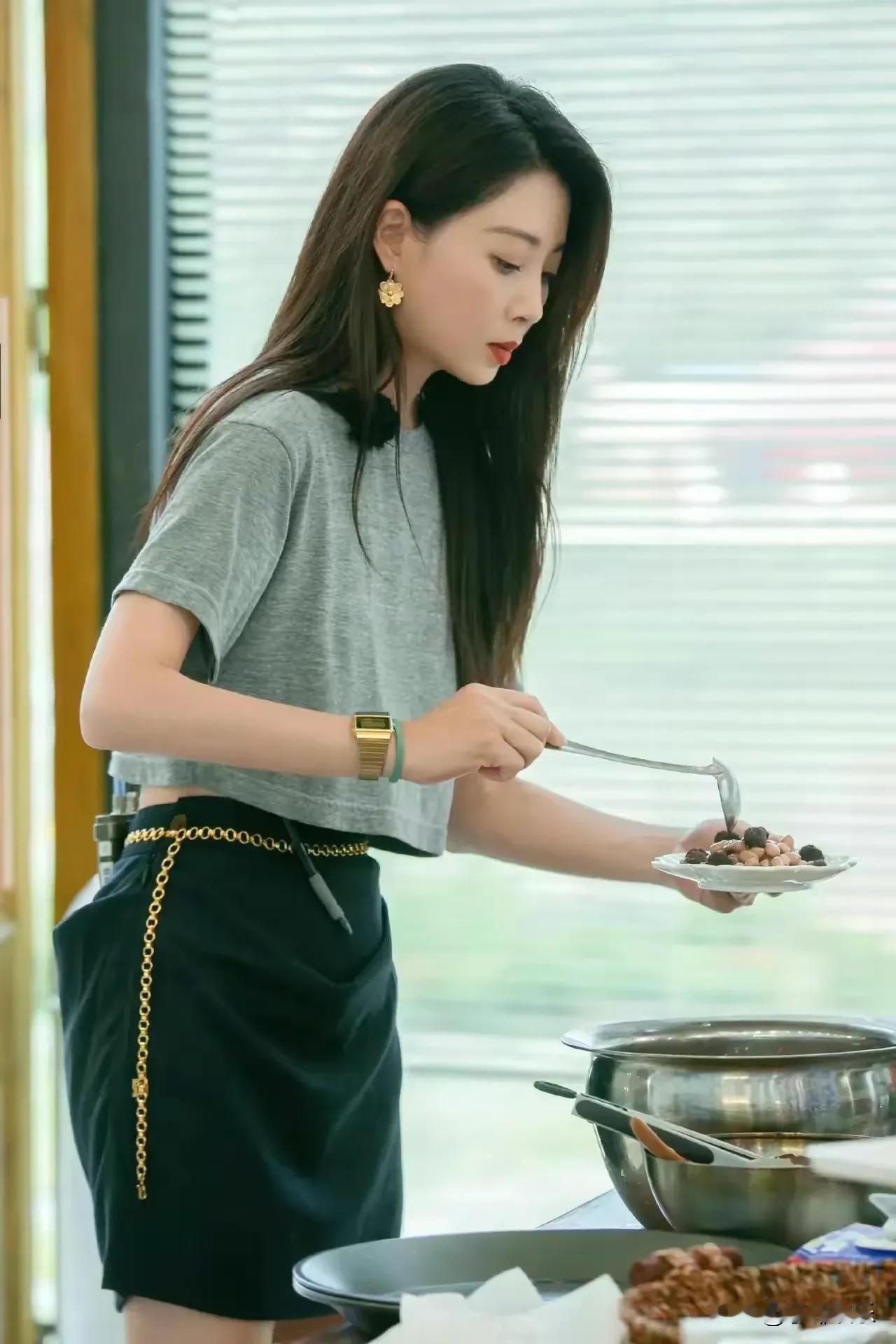 殷桃这细腰真的让人羡慕！哪里像快50岁的女人。状态好的说她只有30岁，大家都信。
