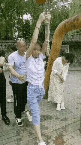 见美女，是教练服务太过投入，还是使劲过猛，总之把自己也扫地出门了！太搞笑了！[捂