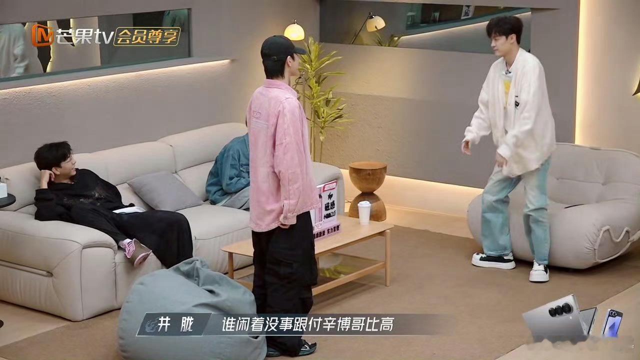 #付辛博报身高精确到小数点# 好好好，现在大家都知道付辛博一米八三点七了，精确到