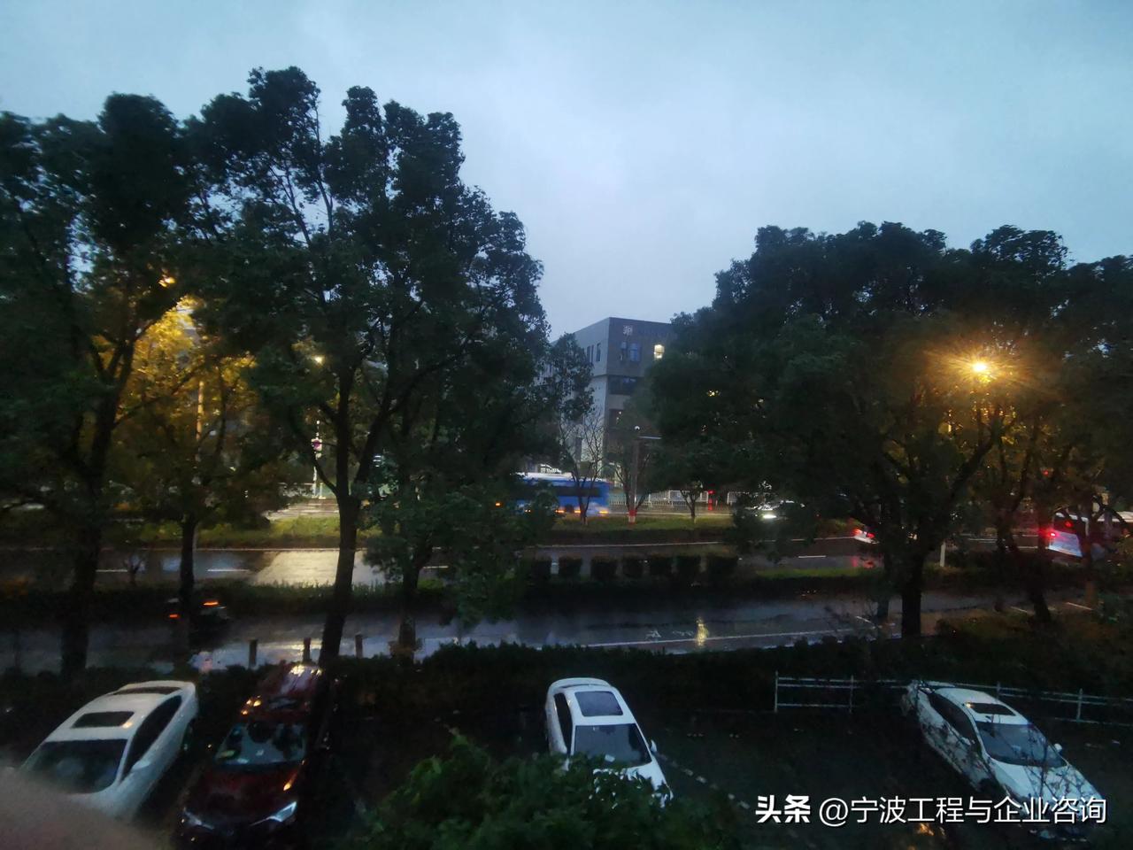 台风“康妮”即将远离，但是也为宁波带来了今年最大的暴雨，暴雨不仅仅是康妮的功劳，