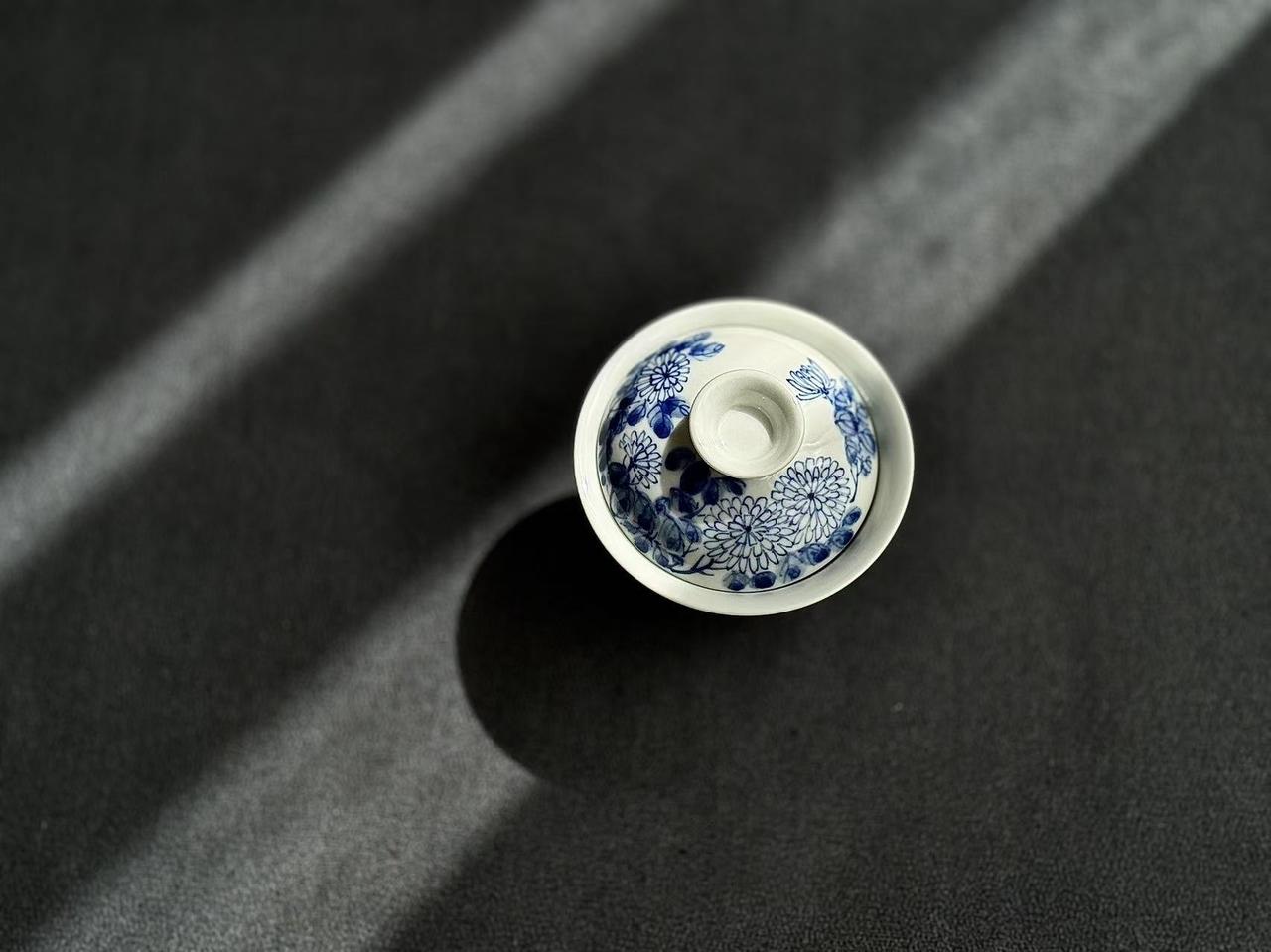 一个人开始喝茶意味着什么？
网络上，很多博主会劝大家喝茶，理由多种多样。
比如“