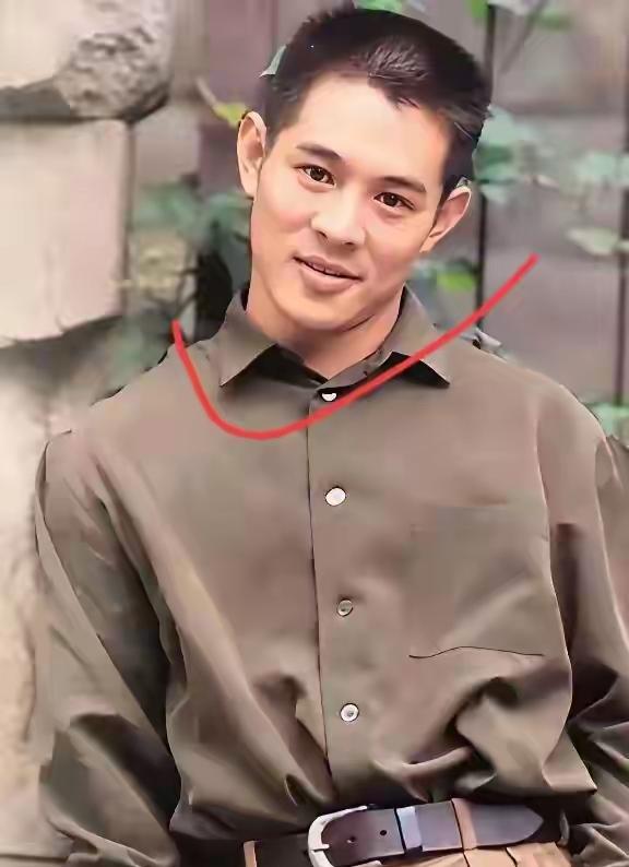 这哥们穿得真挺帅！这张照片应该拍摄于精武门或者是给爸爸的一封信，那时候真有精气神