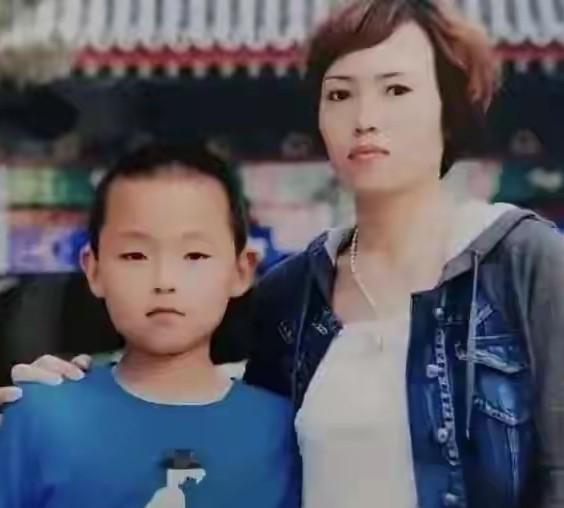 杨瀚森去美国试训那阵子，家里最安静的人是他妈朱静。电话不敢多打，怕乱了他的节奏。