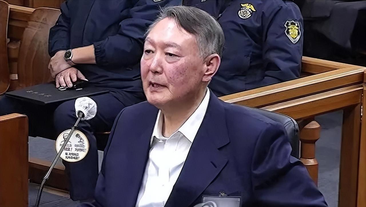 尹锡悦：想当年当检察总长时期，把朴槿惠，李明博想方设法送进大牢，没想到风水轮流转