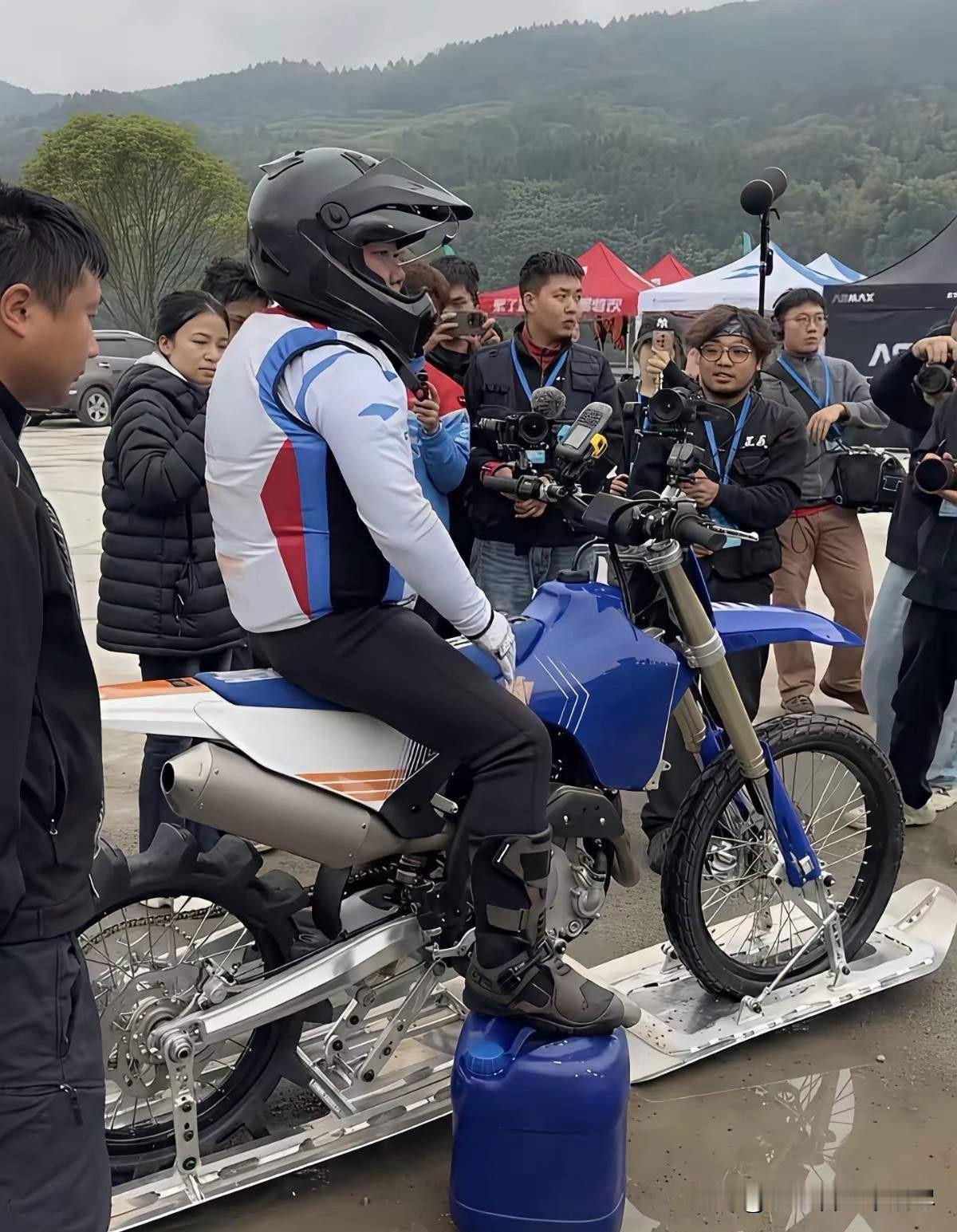 原本以为张雪的这款水上摩托车，肯定会有满满的科技感，但是却没想到张雪的这款水上摩