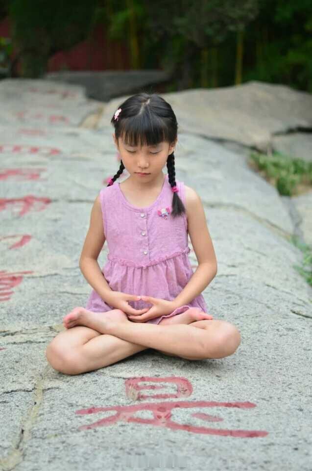 在课堂上不要显示个性，不要显露才华，不和任何学生较真儿，更不和同事领导较劲，不要