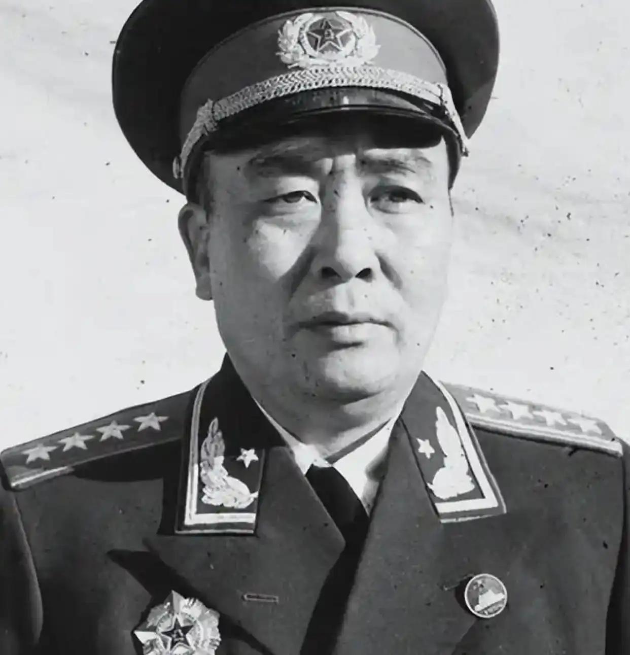 1924年，陈赓的妹妹陈秋葵出嫁，新郎不是别人，正是他自幼一起长大的发小——谭政