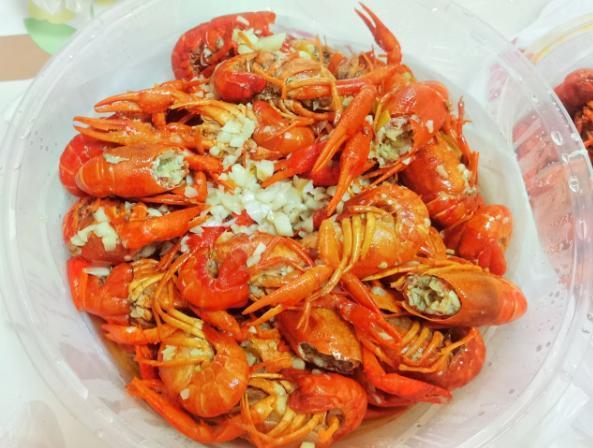 被一顿小龙虾 “收买” 的周末！

平时只会张嘴问：晚上吃什么的队友，昨天竟突然