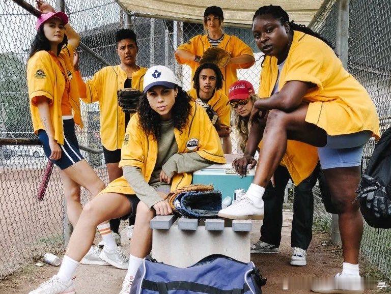 《Slo Pitch 》将于9月25日独家在加拿大Crave上首播。这部剧集讲述