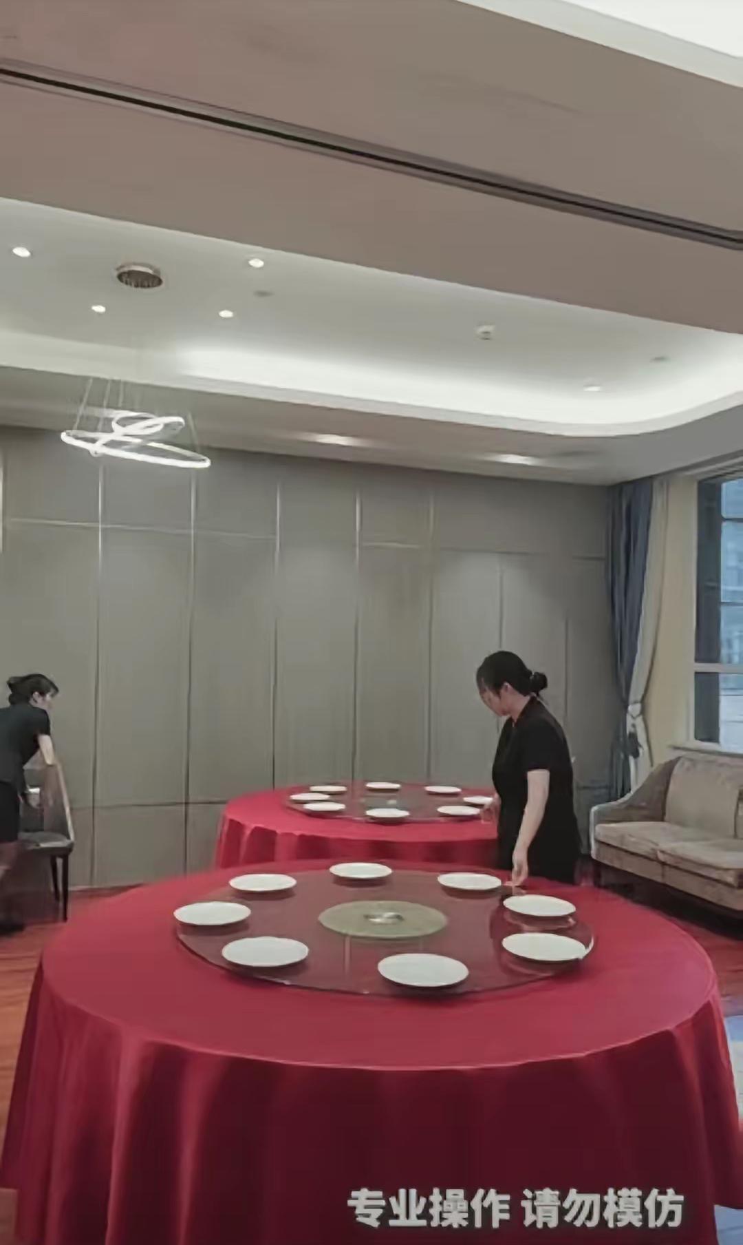 西安饭店女员工摆盘的视频走红，
还收获人民日报点赞，看完格外触动。
休息空档，别