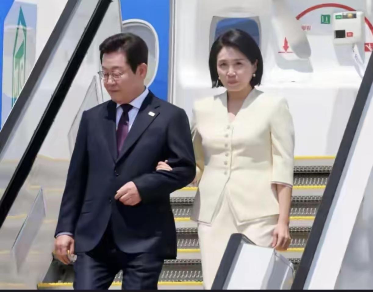 韩国总统李在明今日（1月4日）下午抵达北京首都国际机场，开启为期4天的国事访问。