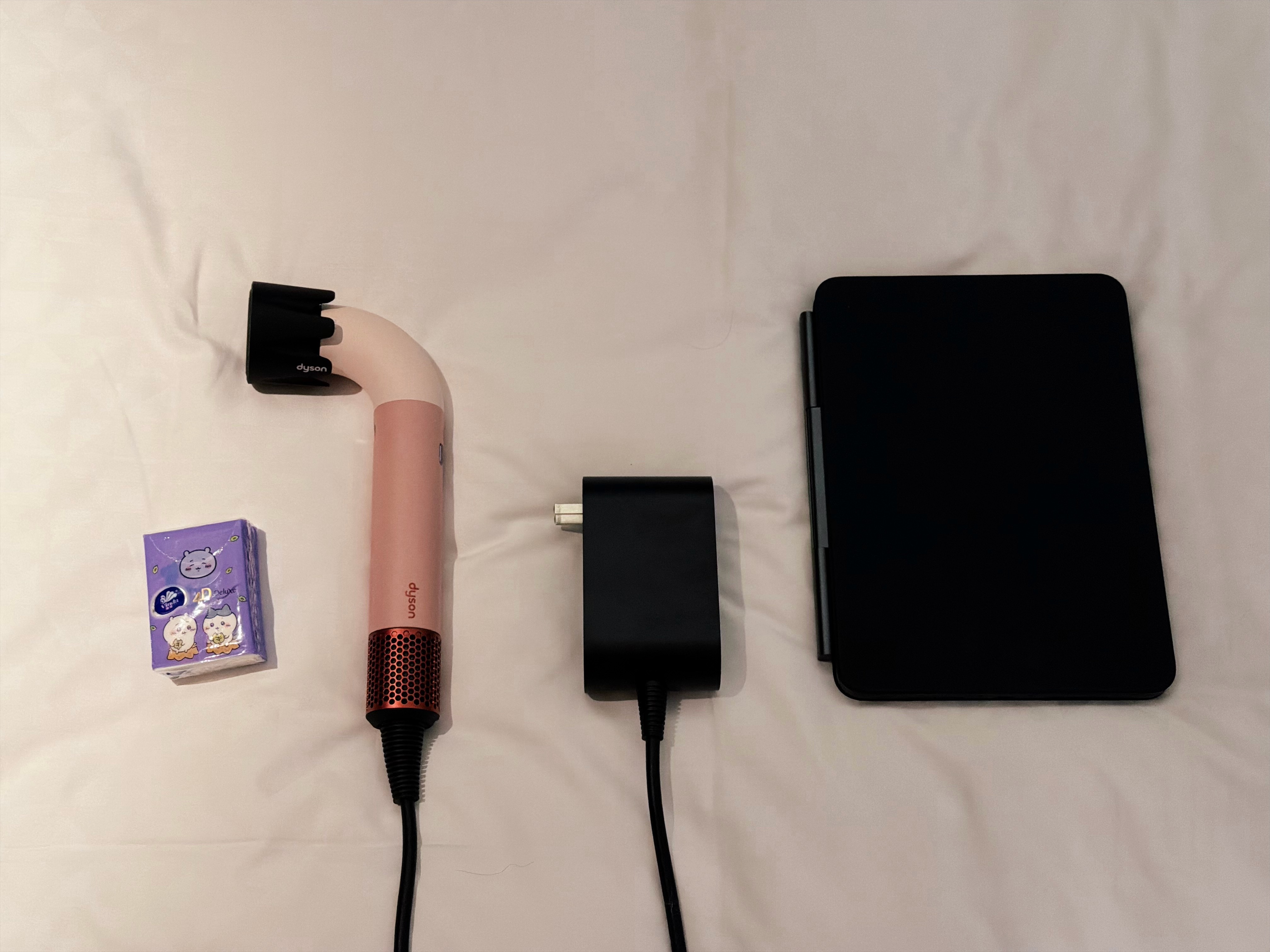 实在不理解为什么戴森 HD17 这么出色好看的设计，电源适配器却做了这么一大坨…