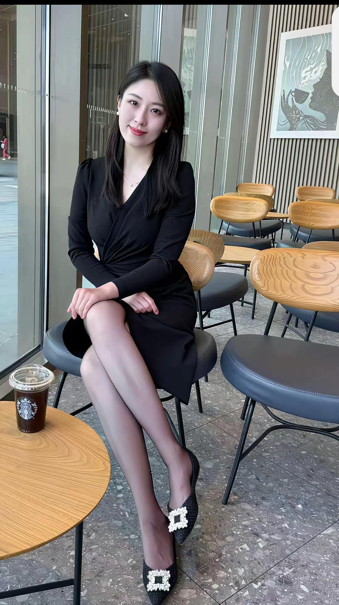 这位女孩她姓李，
身材高挑大美女。
工作就职体制内，
施展才华显魅力。