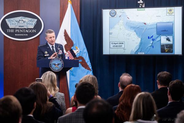 对伊朗封锁扩大 美军全球范围打击影子舰队美国海军已扩大了对伊朗的全球封锁。根据最