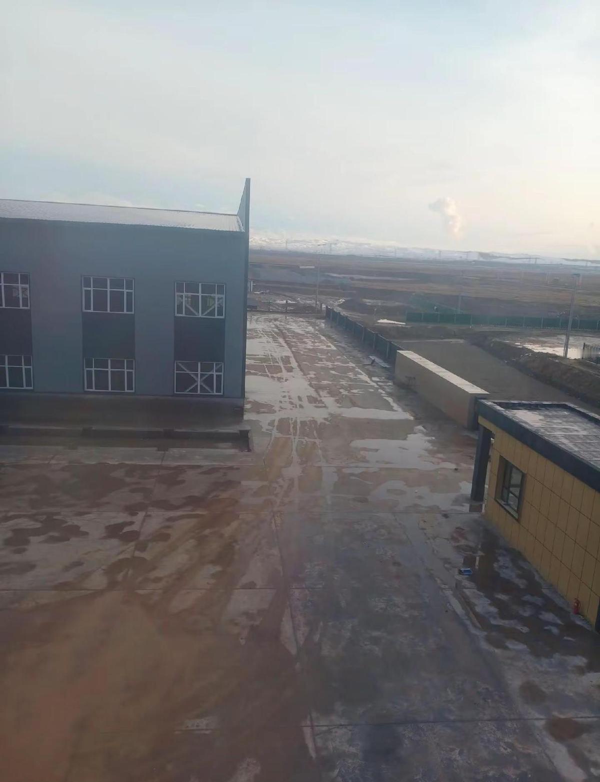 王菲又现身录音棚了？
跟那英一起进录音室，粉丝炸锅了。
这可不是闹着玩的，她这是