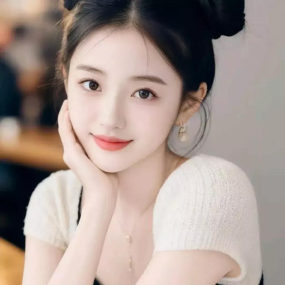 轻纱薄雾中，笑语盈盈。玉颜轻纱 薄雾晨景 温婉轻裳 轻纱雾影照 轻纱少女照 雾轻