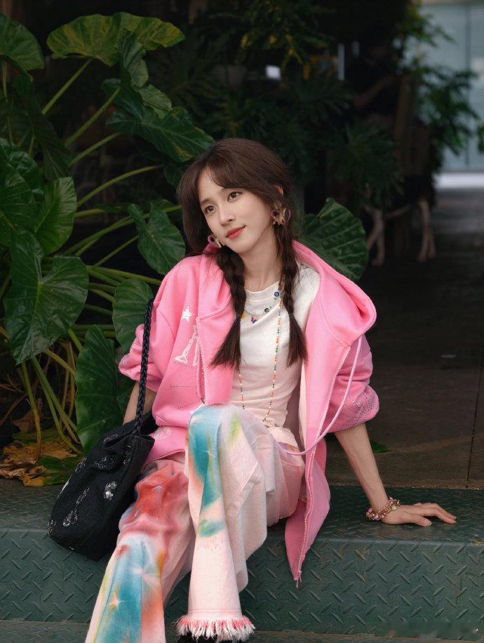王可油画感少女花儿与少年王可本身的气质就很温润，看大片之后越发期待花少正片演员王
