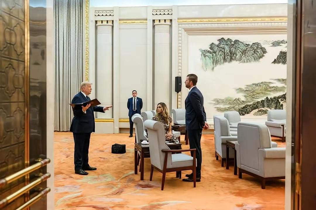 美国媒体偶然拍到的。特朗普在为演讲做预提，还拉着儿子儿媳当听众，给他指出问题。