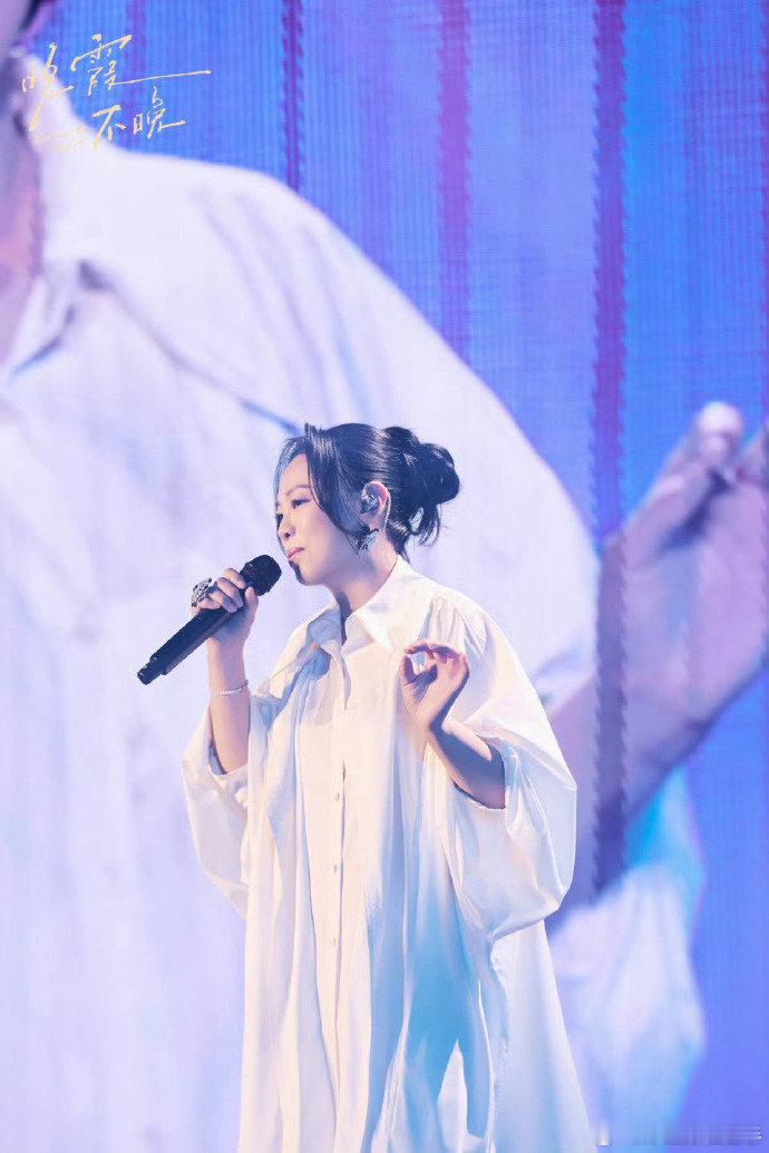 黄绮珊原生家庭的痛伴随一生 对黄绮珊而言，原生家庭的影响早已刻入骨髓，15 岁的