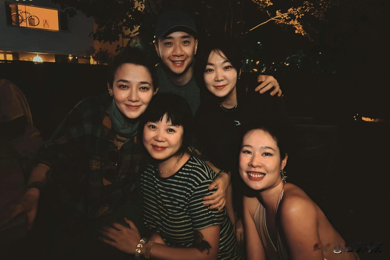 范晓萱在阿那亚被偶遇[送心]
晓萱要说和大s是双胞胎也不为过，真的好像