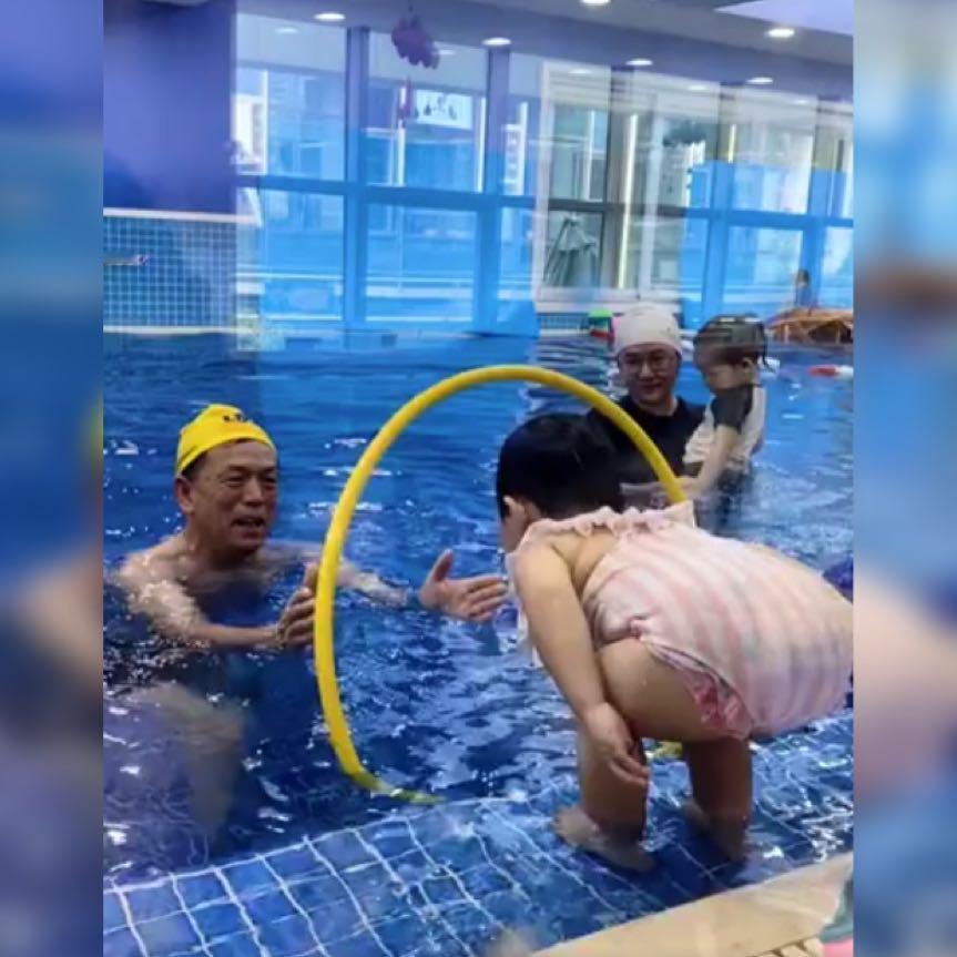 “没想到上人民日报了。”湖北麻城，一名小女孩准备下池游泳，不料下水时姿势不对，脚