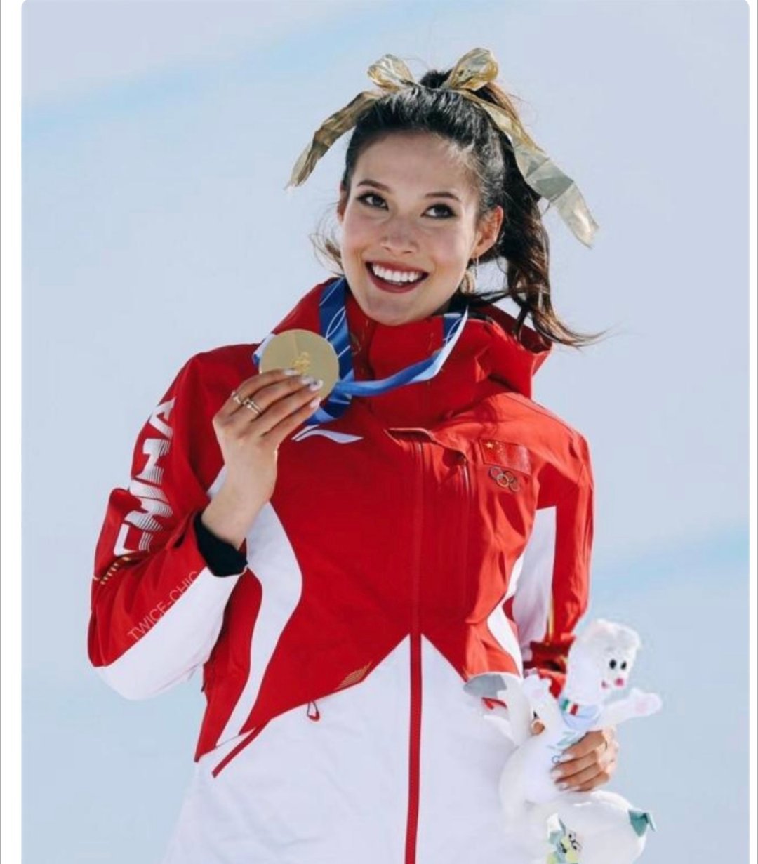 谷爱凌金色蝴蝶结火遍全网！米兰冬奥卫冕封神，自信光芒藏着最动人的热爱与坚守谷爱凌