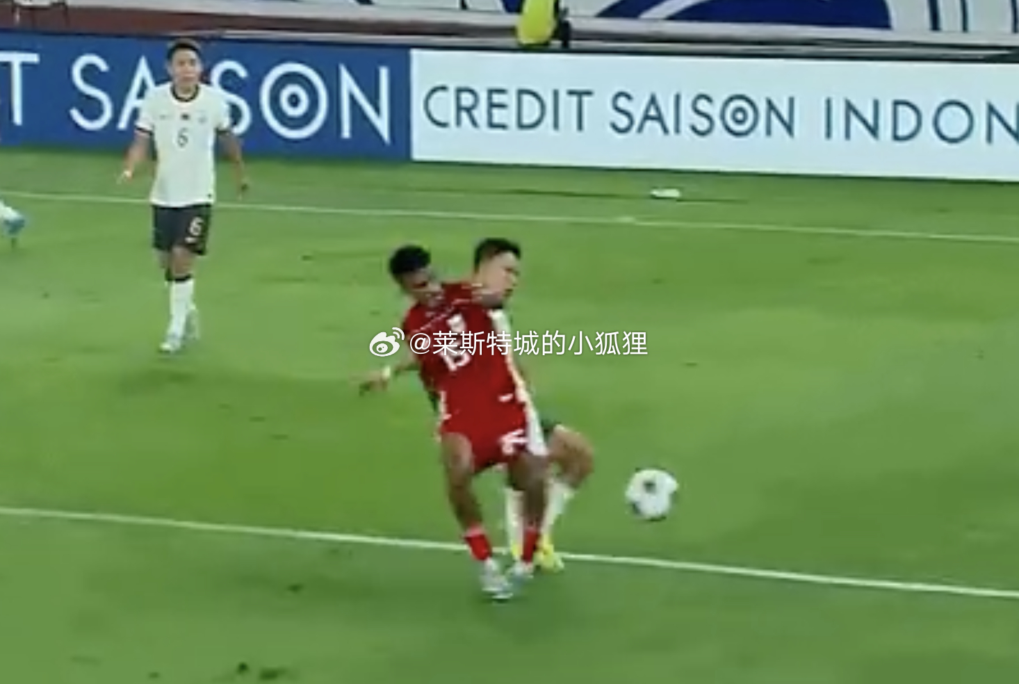 杨泽翔禁区内犯规，主裁判经过VAR检查后判给印尼点球 ​​​国足首发国足vs印尼