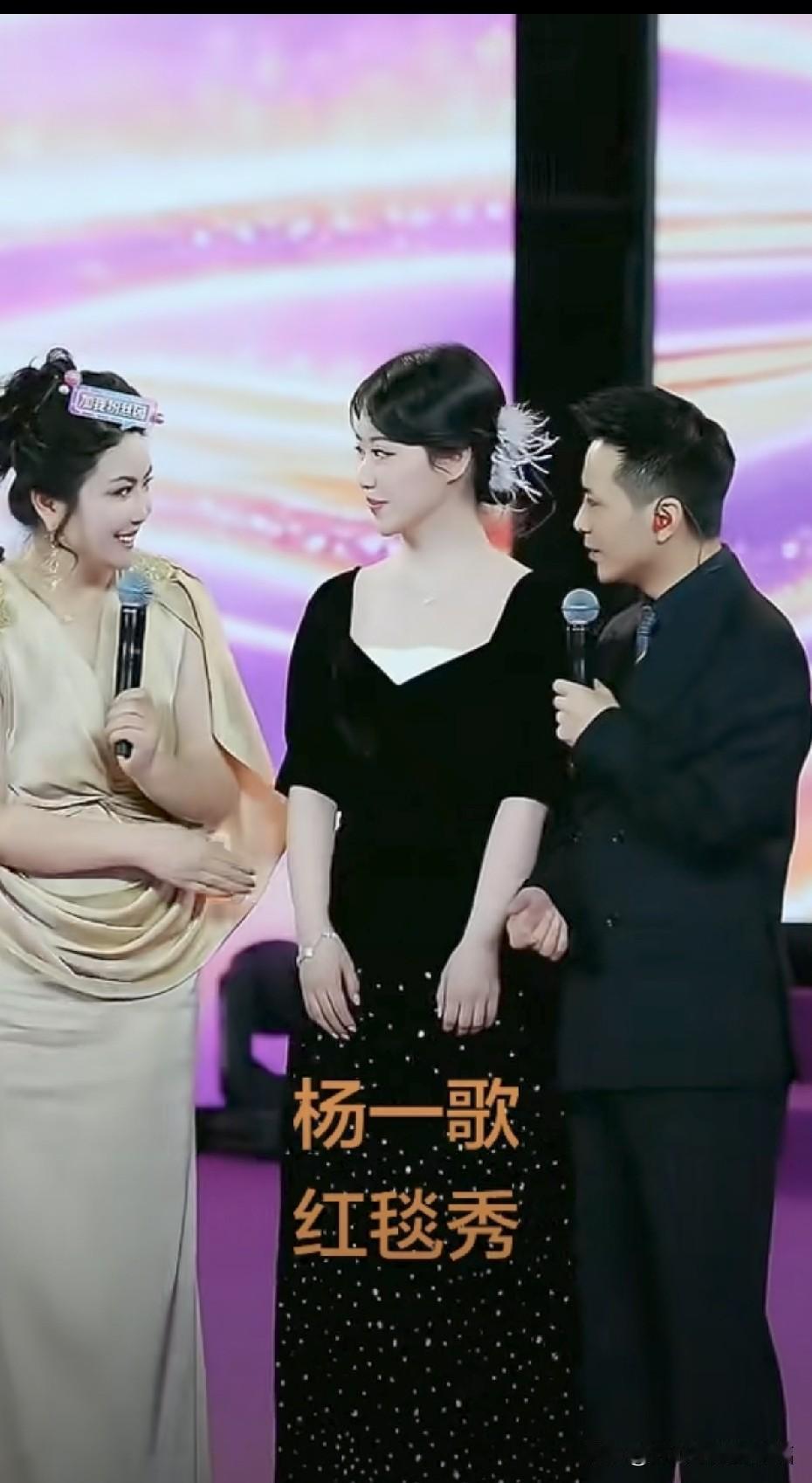 索图对杨一歌真好！一举一动发自内心地举动看得出他和一歌不仅很熟，而且很亲，他俩是