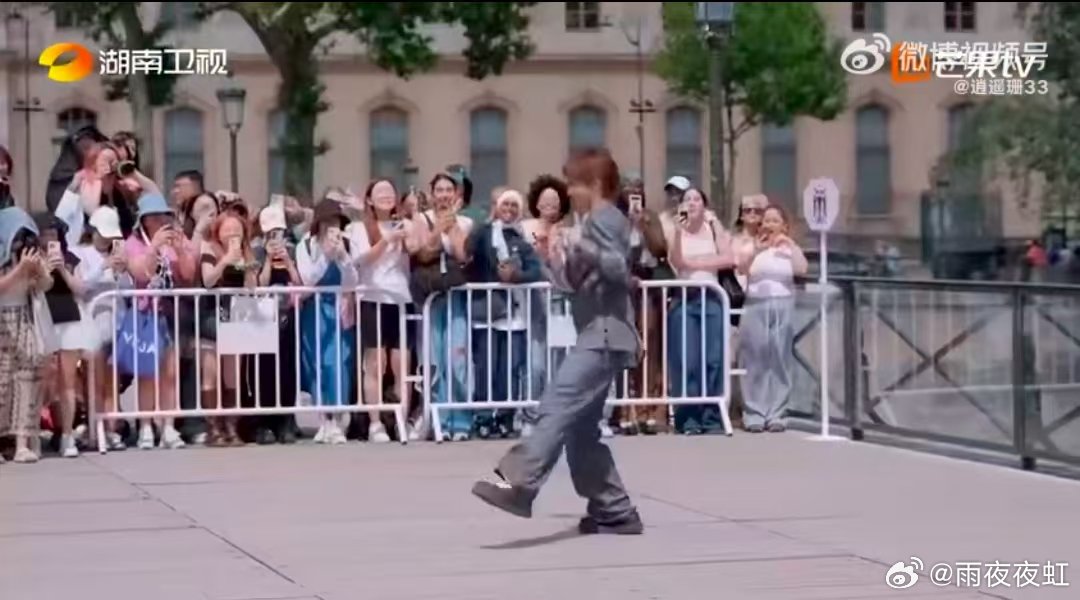 文俊辉跳舞硬控全场 文俊辉这舞技真不是盖的！巴黎随舞利落又带感，围观喊麦助攻全场