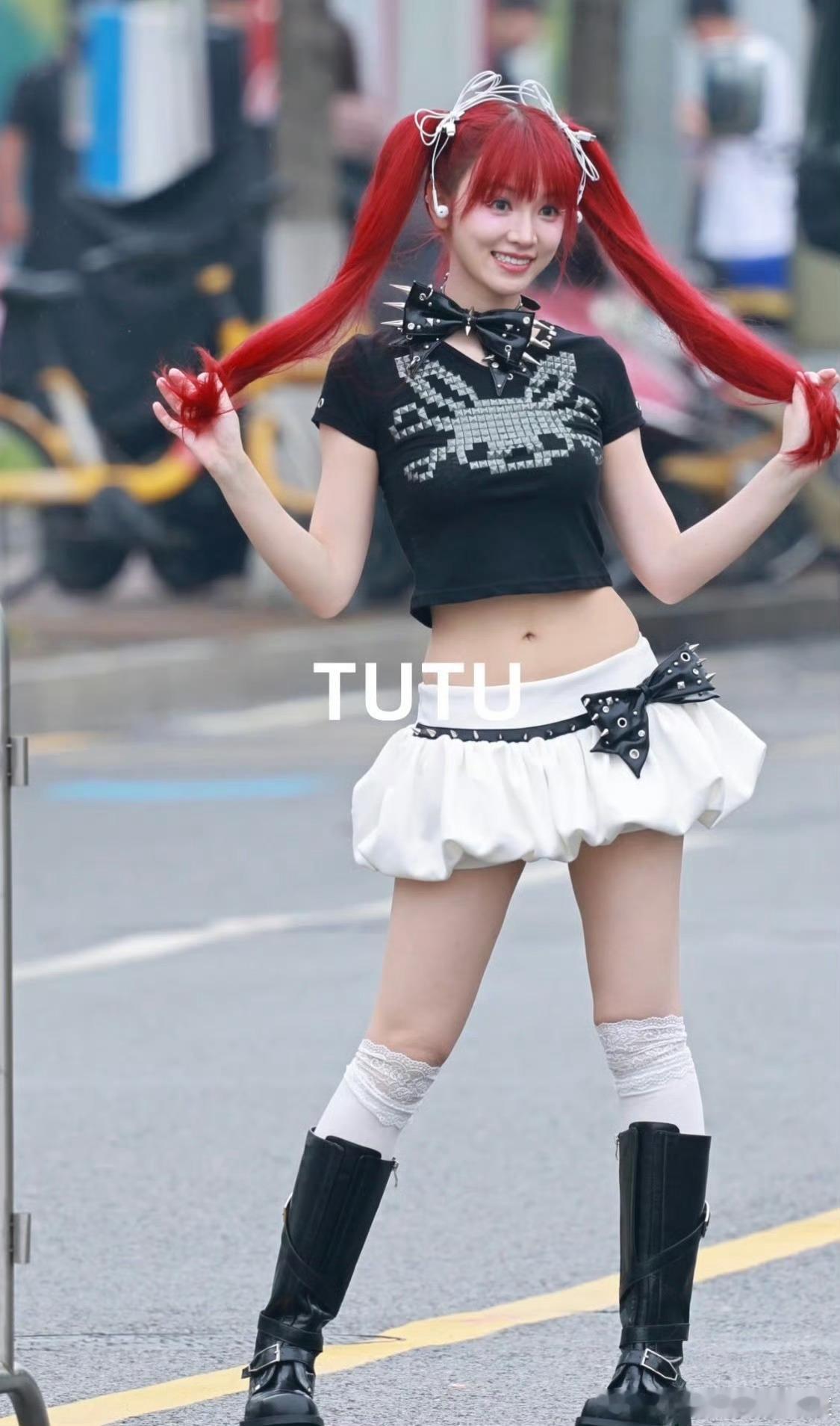 黄灿灿 安琪拉 作为校园女神，黄灿灿的每一次造型都让人回味无穷，她的红发双马尾让