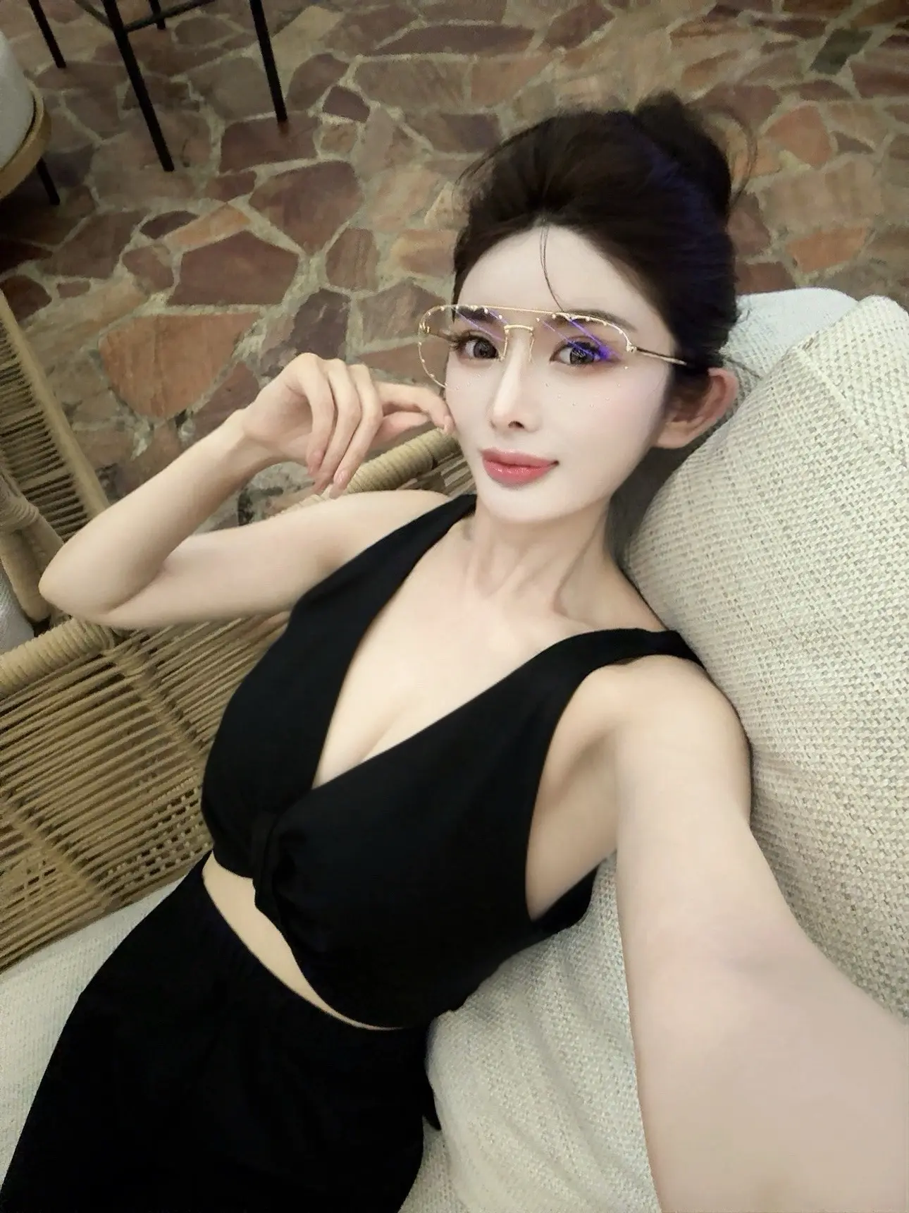 如何才能让自己开心呢  答： 少吃点饭 大多数烦恼都是吃饱了撑的
