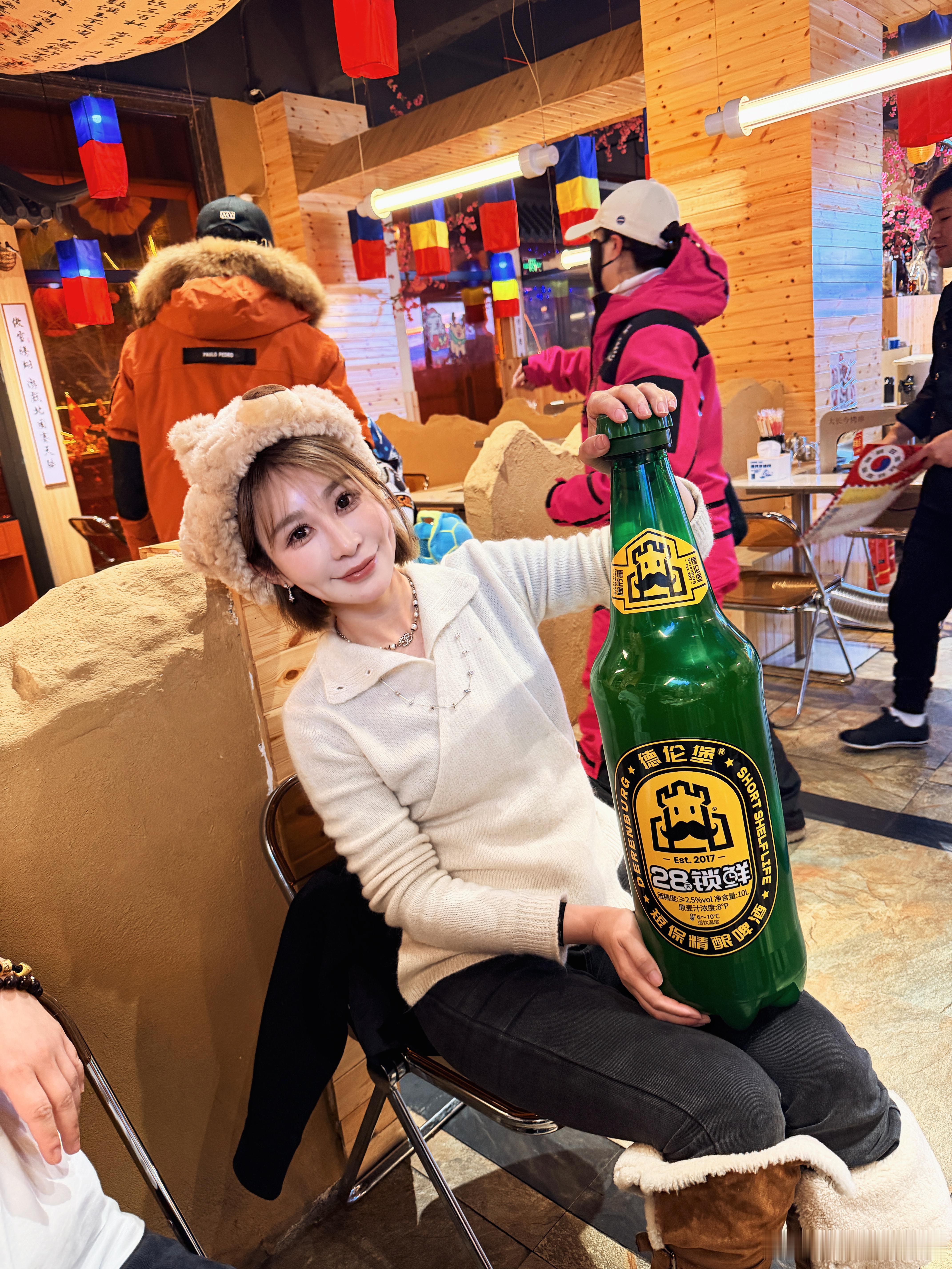 看到店里老板拿出来一个巨大的啤酒，我说，老板，借给我拍个照东北人喝酒都那么豪爽吗