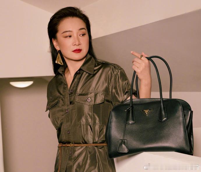 贾玲妈妈级别贾玲赴约prada米兰男装秀 贾玲赴约 Prada 米兰男装秀，妈妈