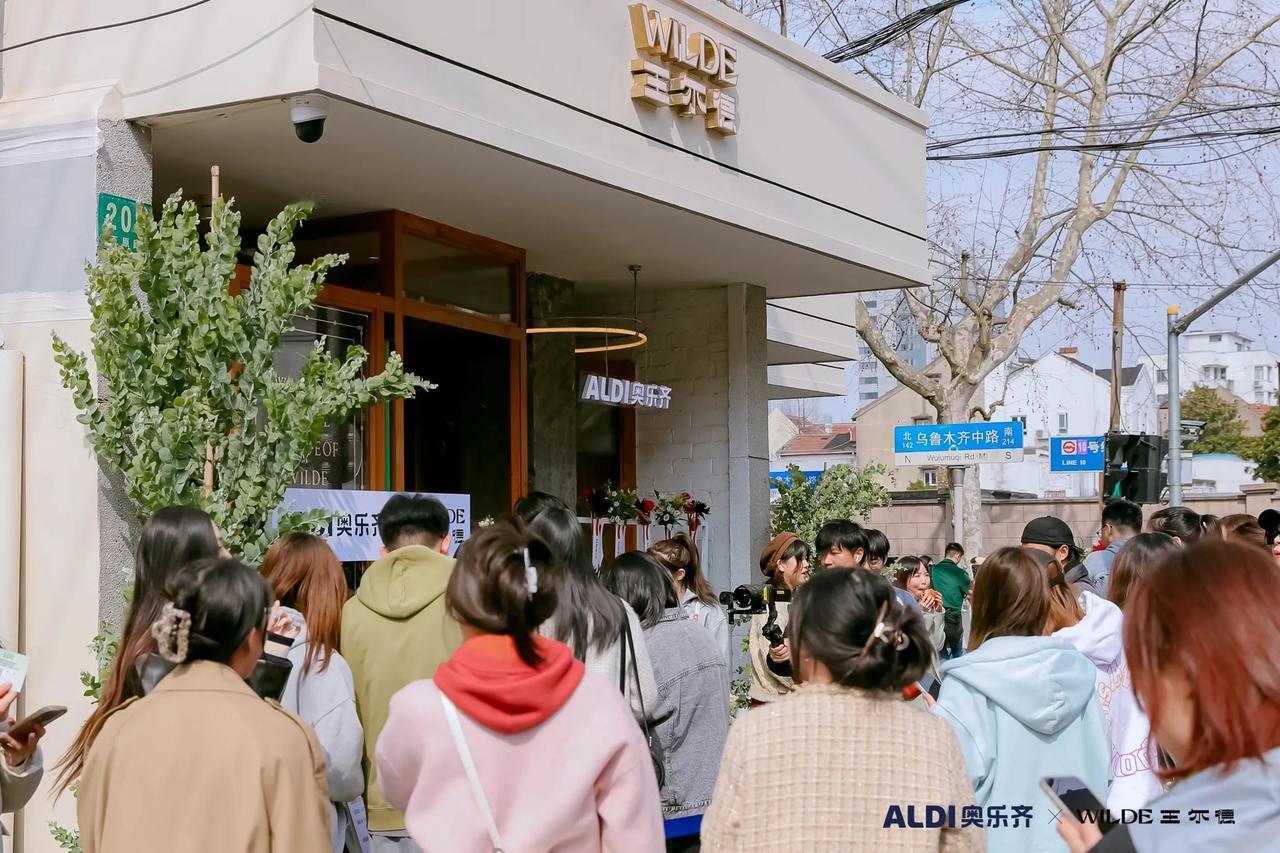这个周末，奥乐齐和网红花店王尔德，在上海搞了一场线下快闪派对，每日限量赠送“春鲜
