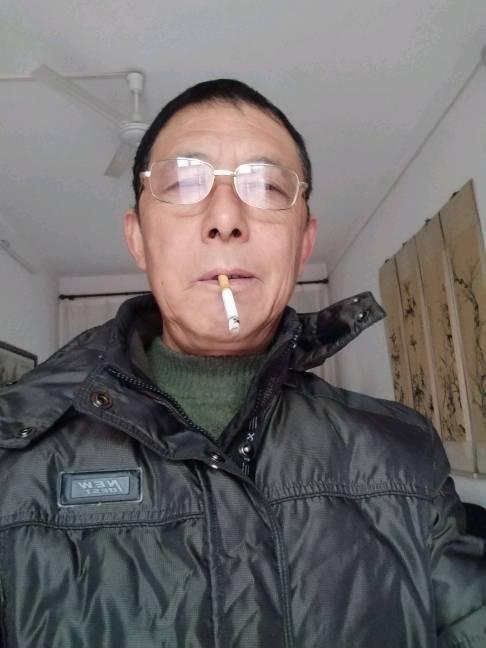 忙忙碌碌又一年，回首看看没挣钱，在外打拼不容易，酸甜苦辣埋心田。老顽童的快乐