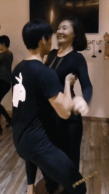 这么跳下去早晚就跳在一起，年龄差距不是什么问题，主要是共同的爱好，男女之间在一起