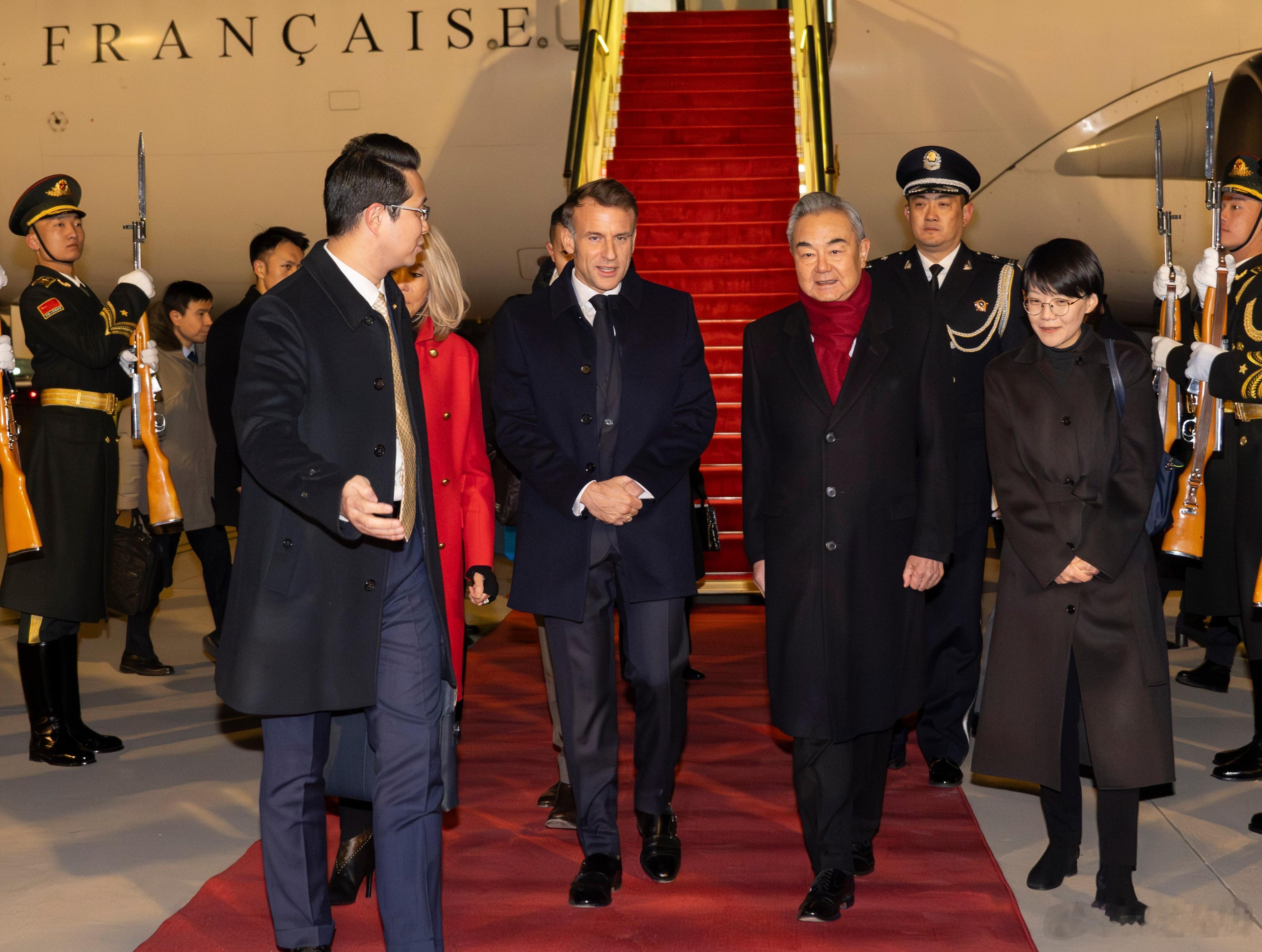 马克龙访华。法媒称，马克龙希望中方能帮忙促使俄罗斯停火止战，至少能让俄方在冬天停