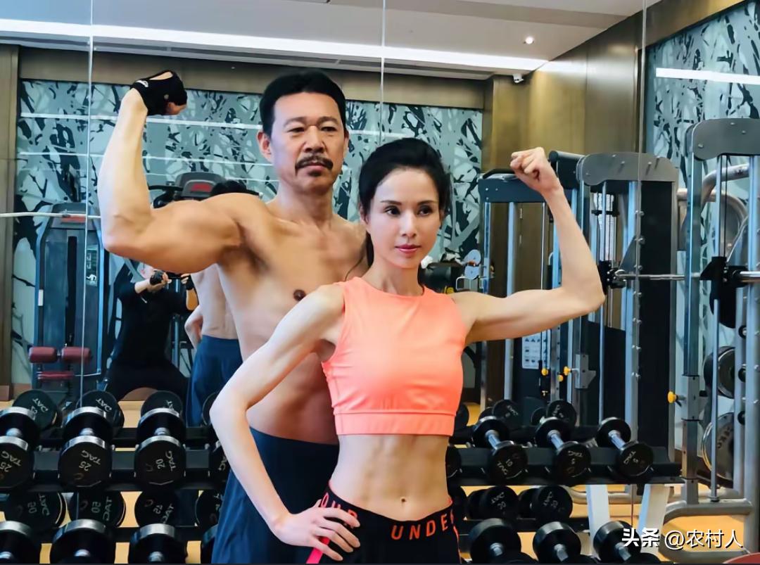 70岁的张丰毅加60岁的李若彤等于130岁，自律加努力等于无限可能。看到这么大岁