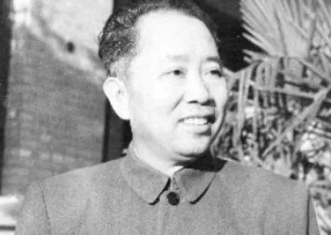 平津战役期间，在向天津发起总攻的前一天晚上，刘亚楼带着两名参谋，到天津城复兴门外