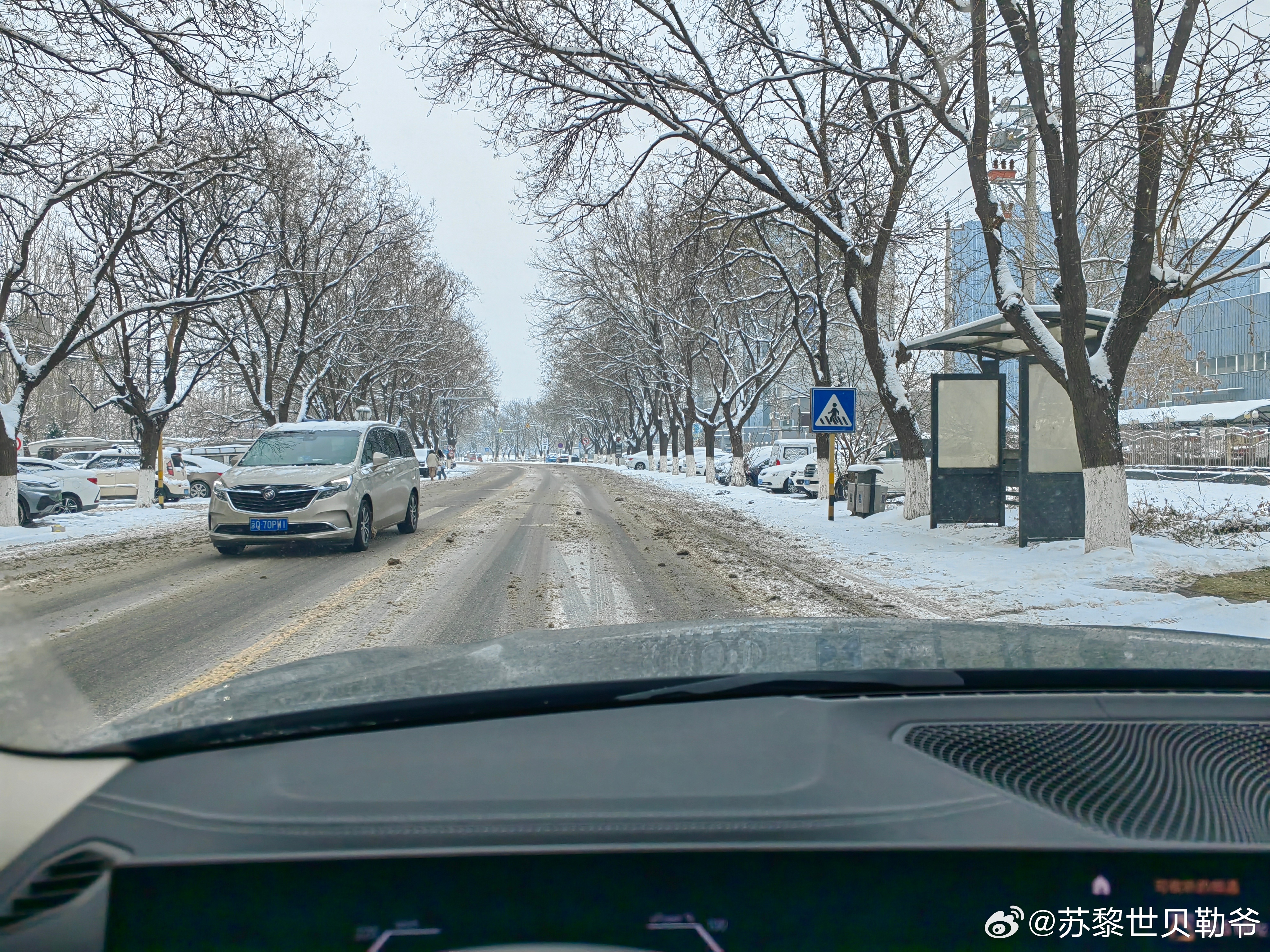 第二天还有很多积雪，全程最快开50km/h，感觉这场雪对大家的驾驶技术是很大的考
