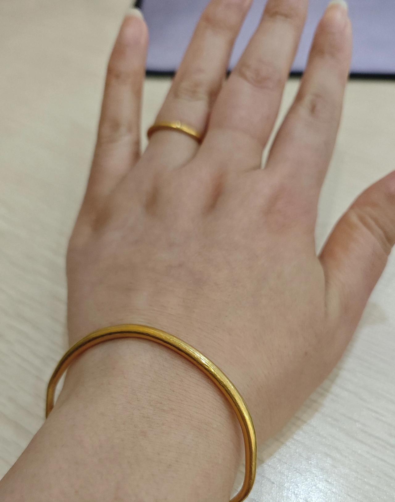 30克金手镯试过了，太沉手了！这一段时间被金镯子迷了心智，脱不开身了，刚好我一朋